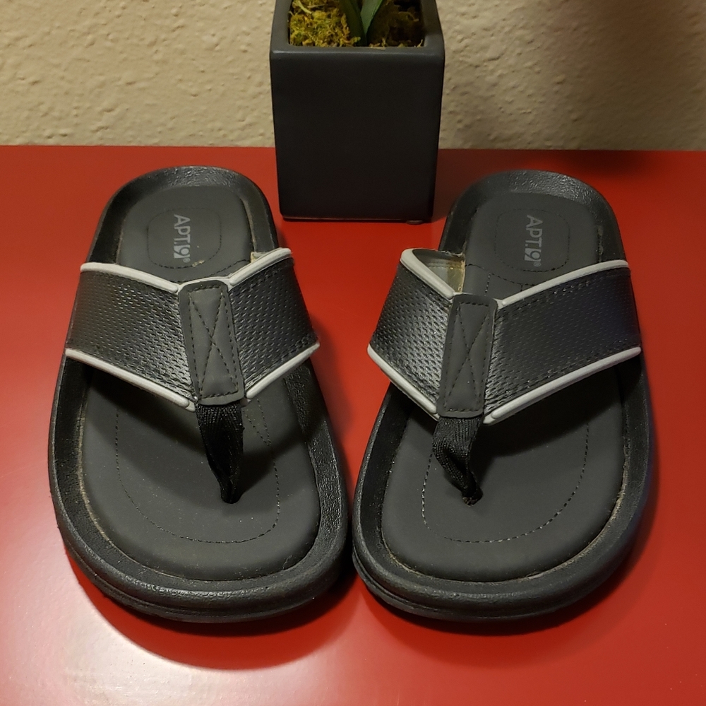 Mens Apt 9 flip flops